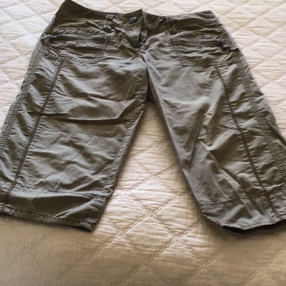 Like new Army green capris